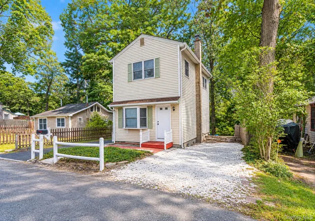 Photo 2 of Single family home for sale at 123 Denton St, Brookhaven, NY 11772 | MLS# 1049472 | Listing updated on 2026-09-27