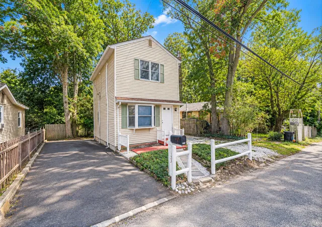 Photo 3 of Single family home for sale at 123 Denton St, Brookhaven, NY 11772 | MLS# 1049472 | Listing updated on 2026-09-27