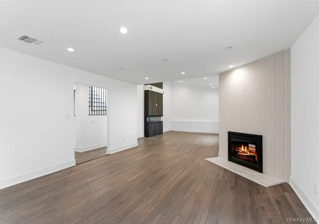 Photo 3 of Single family home for sale at 185 Harvard Dr #L, Oyster Bay, NY 11803 | MLS# 1049525 | Listing updated on 2026-09-12