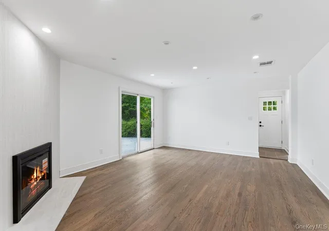 Photo 3 of Single family home for sale at 185 Harvard Dr #L, Oyster Bay, NY 11803 | MLS# 1049525 | Listing updated on 2026-09-12