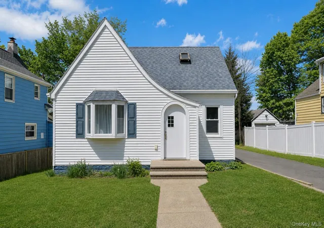 Photo 1 of Single family home for sale at 6 Willow Ave, Clarkstown, NY 10960 | MLS# 1049633 | Listing updated on 2026-09-12