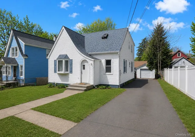 Photo 2 of Single family home for sale at 6 Willow Ave, Clarkstown, NY 10960 | MLS# 1049633 | Listing updated on 2026-09-12