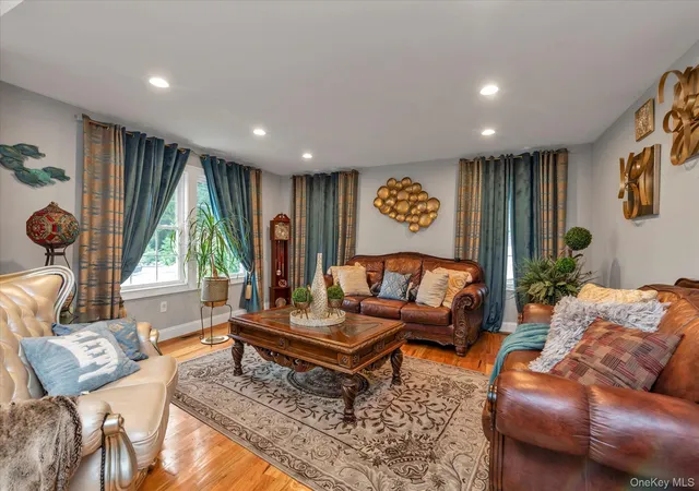 Photo 3 of Single family home for sale at 6 Belmont Ct, Babylon, NY 11701 | MLS# 1049652 | Listing updated on 2026-09-20