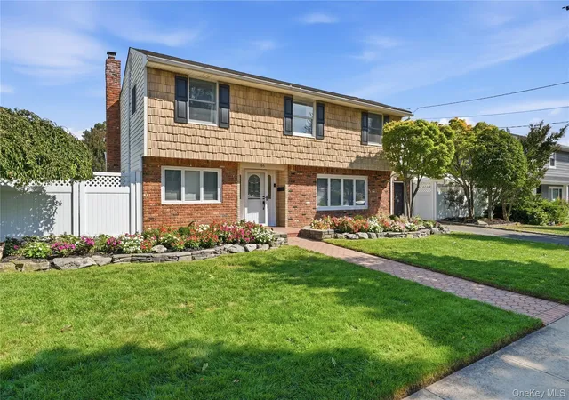 Photo 3 of Sale Pending at 195 N Utica Ave, Oyster Bay, NY 11758 | MLS# 1049662 | Listing updated on 2026-09-25