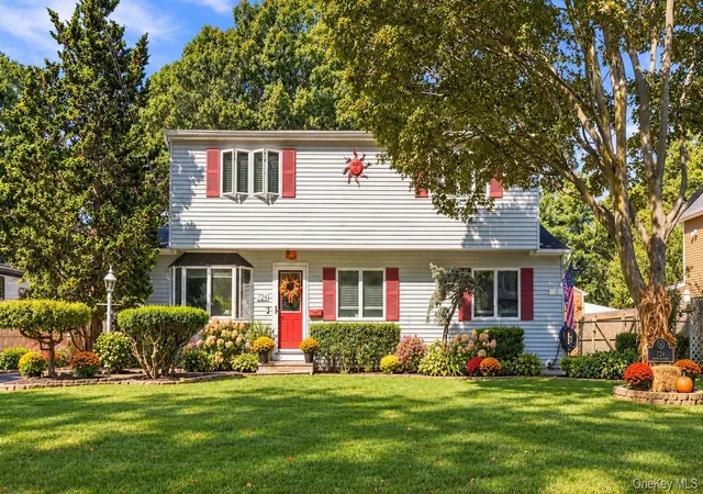 Single family home for sale at 724 Sandra Ave, Islip, NY 11795 | MLS# 1049682