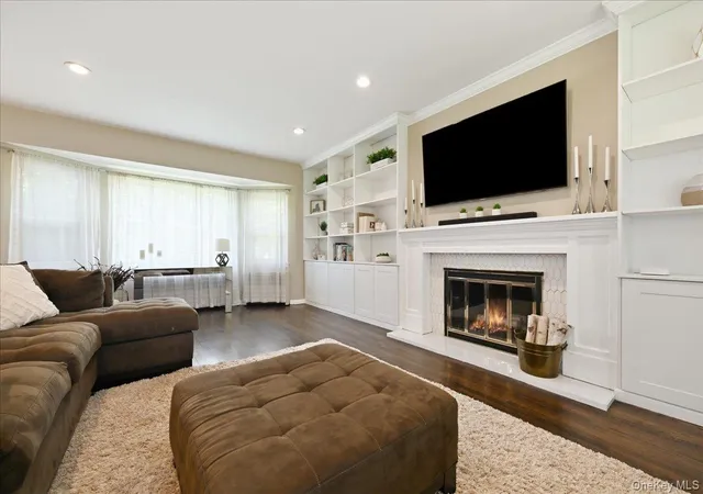 Photo 3 of Single family home for sale at 3 Maplewood Ln, North Hempstead, NY 11576 | MLS# 1049716 | Listing updated on 2026-09-25