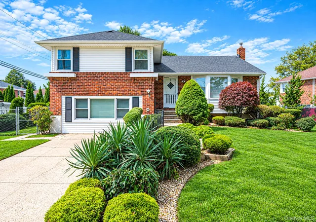 Photo 1 of Sale Pending at 3 Rosewood Dr, Oyster Bay, NY 11758 | MLS# 1049724 | Listing updated on 2026-10-06