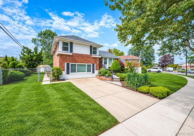 Photo 3 of Sale Pending at 3 Rosewood Dr, Oyster Bay, NY 11758 | MLS# 1049724 | Listing updated on 2026-10-06