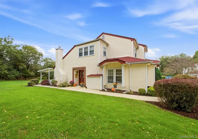 Photo 3 of Single family home for sale at 13 Hancock Ct, Brookhaven, NY 11727 | MLS# 1049761 | Listing updated on 2026-10-03