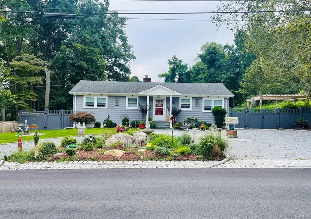 Photo 1 of Single family home for sale at 11 Jaspa Rd, Shelter Island, NY 11964 | MLS# 1049777 | Listing updated on 2026-09-12