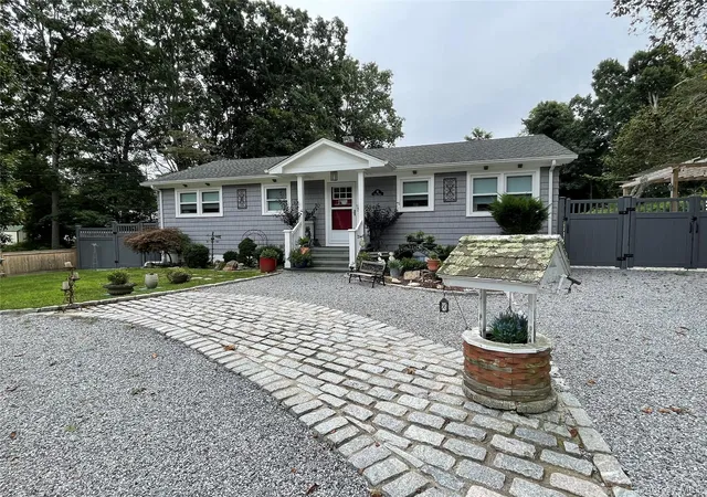 Photo 2 of Single family home for sale at 11 Jaspa Rd, Shelter Island, NY 11964 | MLS# 1049777 | Listing updated on 2026-09-12