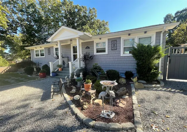 Photo 2 of Single family home for sale at 11 Jaspa Rd, Shelter Island, NY 11964 | MLS# 1049777 | Listing updated on 2026-10-08
