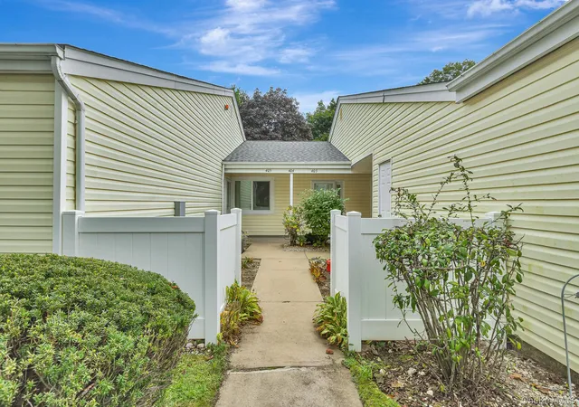Photo 2 of Sale Pending at 403 Cabot Ct E, Smithtown, NY 11780 | MLS# 1049800 | Listing updated on 2026-10-06