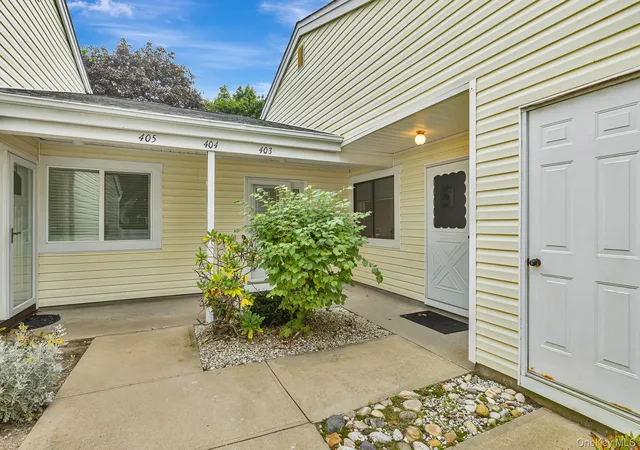 Photo 3 of Sale Pending at 403 Cabot Ct E, Smithtown, NY 11780 | MLS# 1049800 | Listing updated on 2026-10-06