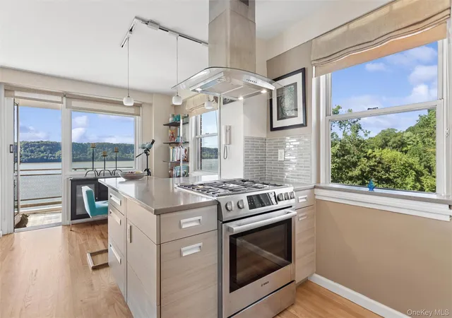 Listing Photo 5 - Condo for sale in building located at 2621 Palisade Ave, New York, NY 10463 - Unit #1C