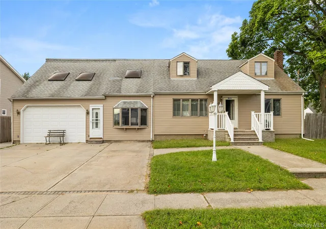 Photo 1 of Single family home for sale at 947 N Park Ave, Oyster Bay, NY 11758 | MLS# 1049909 | Listing updated on 2026-10-03
