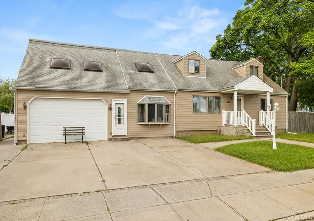 Photo 2 of Single family home for sale at 947 N Park Ave, Oyster Bay, NY 11758 | MLS# 1049909 | Listing updated on 2026-10-03