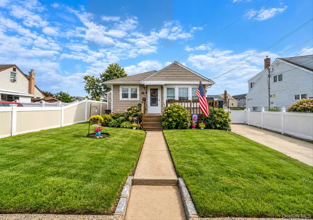 Photo 1 of Single family home for sale at 11 E Hollywood Ave, Babylon, NY 11757 | MLS# 1049967 | Listing updated on 2026-09-29