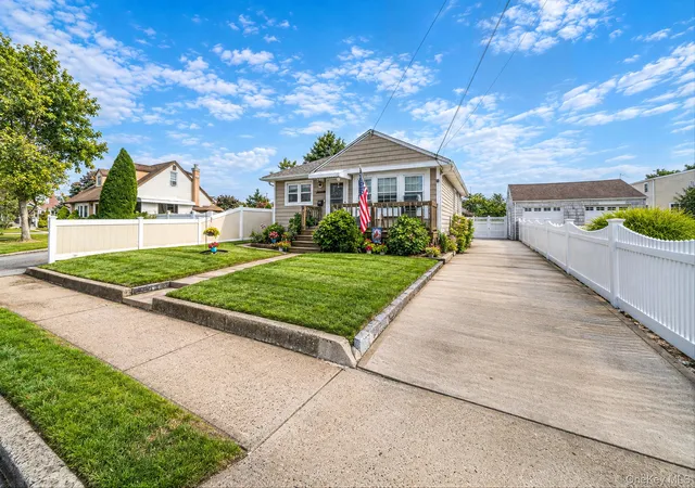 Photo 3 of Single family home for sale at 11 E Hollywood Ave, Babylon, NY 11757 | MLS# 1049967 | Listing updated on 2026-09-29