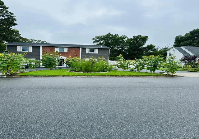 Photo 2 of Single family home for sale at 18 William St, Brookhaven, NY 11727 | MLS# 1049978 | Listing updated on 2026-09-20