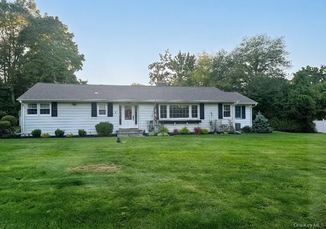 Photo 3 of Single family home for sale at 4 Pheasant Dr, Clarkstown, NY 10994 | MLS# 1049993 | Listing updated on 2026-09-18