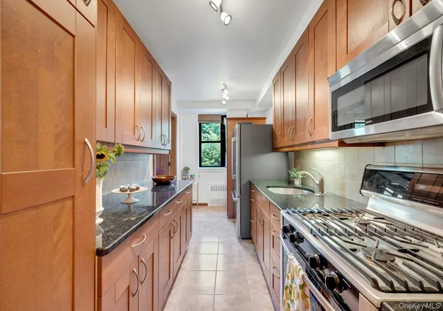 Photo 3 of Condo for sale at 735 Kappock St #8F, New York, NY 10463 | MLS# 1050028 | Listing updated on 2026-09-22