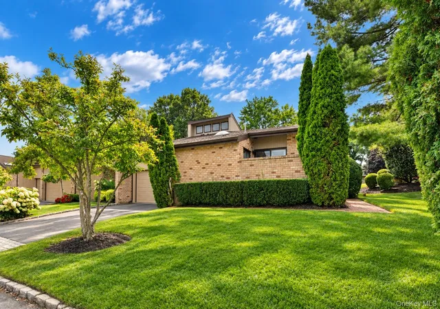 Photo 4 of Condo for sale at 19 Woodcrest Dr, North Hempstead, NY 11576 | MLS# 1050088 | Listing updated on 2026-09-16