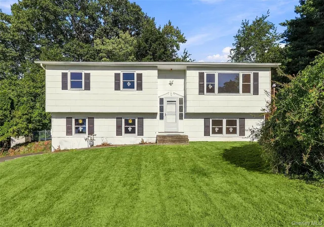 Photo 3 of Single family home for sale at 1 S Delaware Dr, Clarkstown, NY 10960 | MLS# 1050089 | Listing updated on 2026-10-04