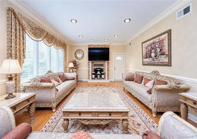 Photo 4 of Single family home for sale at 78 Eleanor St, New York, NY 10306 | MLS# 1050111 | Listing updated on 2026-09-13