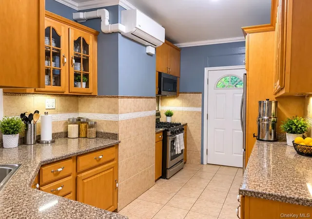 Photo 3 of Single family home for sale at 732 E 223rd Street, New York, NY 10466 | MLS# 1050114 | Listing updated on 2026-09-14