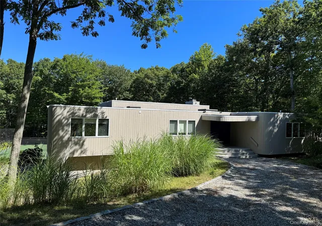 Photo 1 of Single family home for sale at 2 Little Ct, East Hampton, NY 11937 | MLS# 1050115 | Listing updated on 2026-10-03