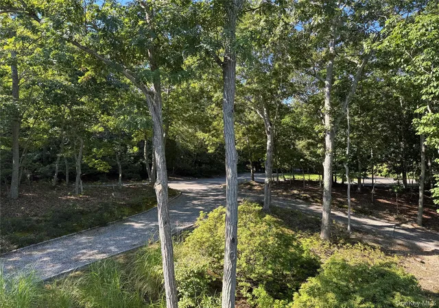 Photo 3 of Single family home for sale at 2 Little Ct, East Hampton, NY 11937 | MLS# 1050115 | Listing updated on 2026-10-03