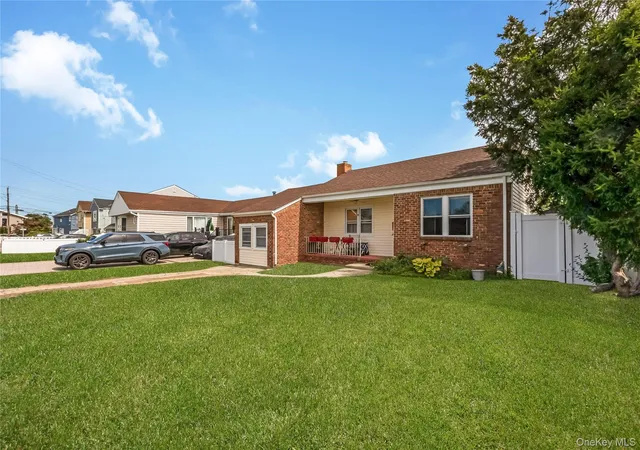 Photo 3 of Single family home for sale at 19 Rainbow Ln, Babylon, NY 11757 | MLS# 1050146 | Listing updated on 2026-09-29