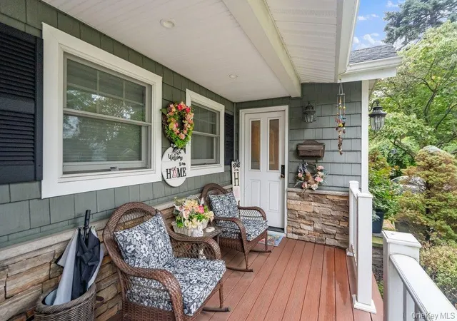 Photo 4 of Single family home for sale at 4 Smull Ln, North Hempstead, NY 11050 | MLS# 1050153 | Listing updated on 2026-09-16