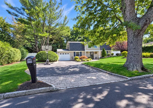 Photo 2 of Sale Pending at 29 Ivy League Ln, Brookhaven, NY 11790 | MLS# 1050161 | Listing updated on 2026-10-02