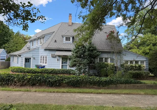 Photo 4 of Single family home for sale at 371 Grosvenor St, New York, NY 11363 | MLS# 1050170 | Listing updated on 2026-09-18