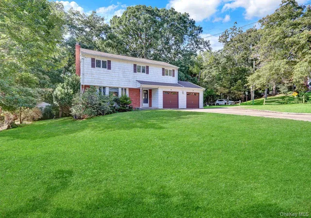 Photo 2 of Single family home for sale at 14 Morewood Dr, Smithtown, NY 11787 | MLS# 1050209 | Listing updated on 2026-09-30