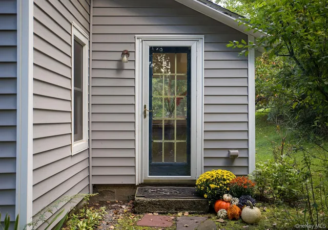 Photo 3 of Single family home for sale at 861 Snydertown Rd, Claverack, NY 12521 | MLS# 1050229 | Listing updated on 2026-10-04