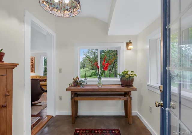 Photo 4 of Single family home for sale at 861 Snydertown Rd, Claverack, NY 12521 | MLS# 1050229 | Listing updated on 2026-10-04