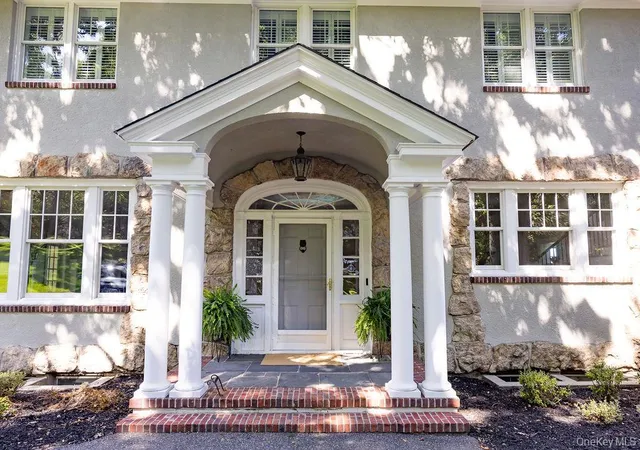 Photo 3 of Mansion for sale at 11 Arbutus Ln, Brookhaven, NY 11790 | MLS# 1050240 | Listing updated on 2026-09-20