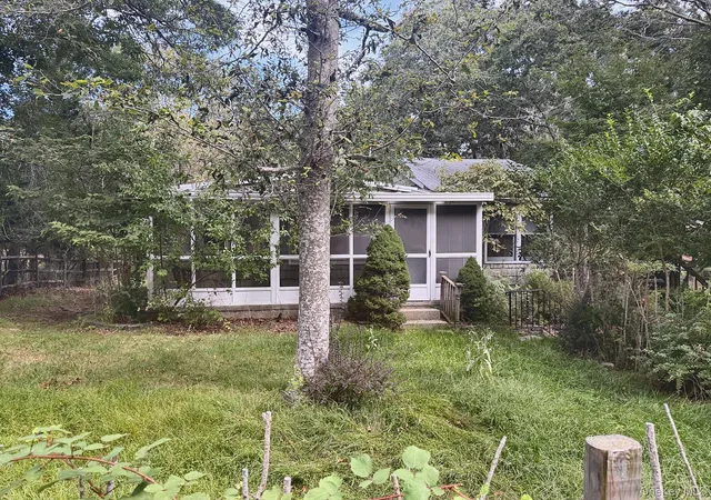 Photo 1 of Sale Pending at 11 Robinhood Ln, Southampton, NY 11968 | MLS# 1050252 | Listing updated on 2026-10-05