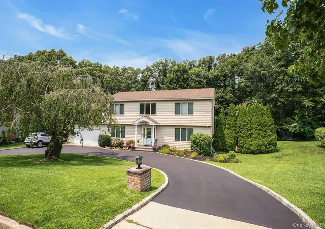 Photo 3 of Sale Pending at 41 Cedar Ridge Ln, Huntington, NY 11746 | MLS# 1050269 | Listing updated on 2026-10-12