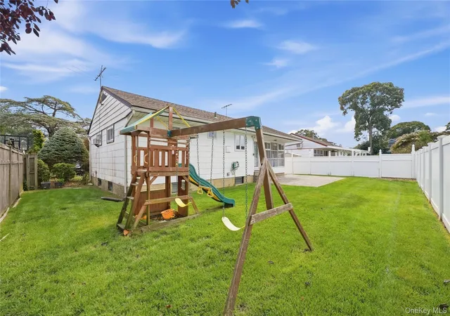 Photo 4 of Single family home for sale at 156 Broadway, Oyster Bay, NY 11762 | MLS# 1050303 | Listing updated on 2026-09-14