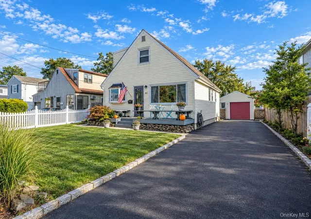 Photo 1 of Single family home for sale at 41 E Saltaire Rd, Babylon, NY 11757 | MLS# 1050339 | Listing updated on 2026-09-22