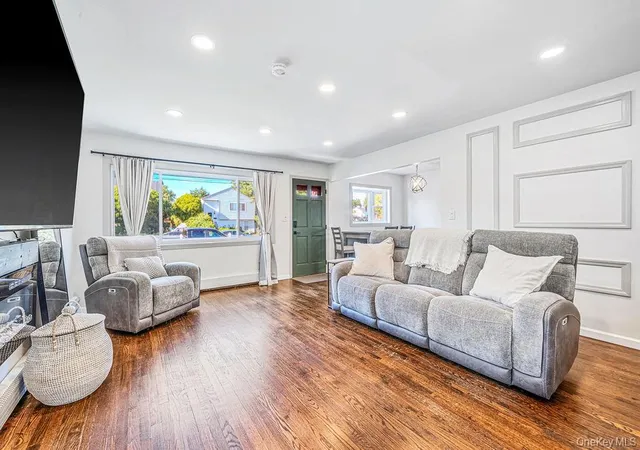Photo 4 of Single family home for sale at 41 E Saltaire Rd, Babylon, NY 11757 | MLS# 1050339 | Listing updated on 2026-09-22