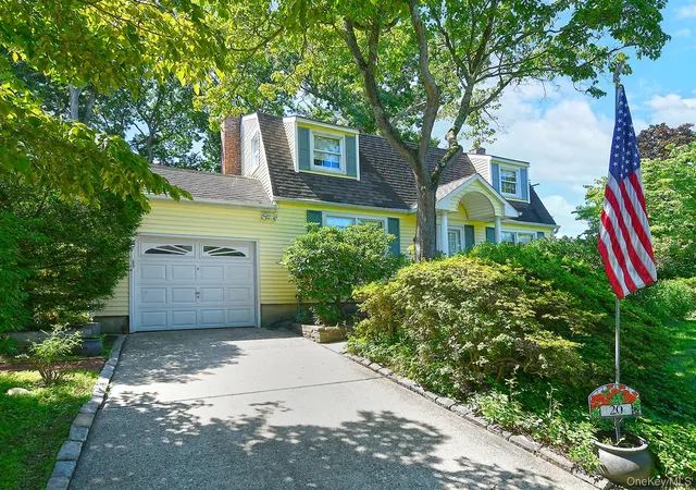 Photo 3 of Sale Pending at 20 Brook Ln, Smithtown, NY 11787 | MLS# 1050347 | Listing updated on 2026-10-06