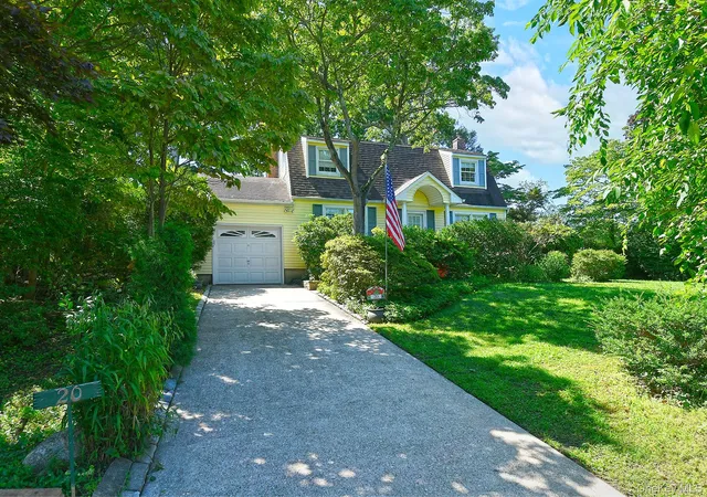 Photo 3 of Sale Pending at 20 Brook Ln, Smithtown, NY 11787 | MLS# 1050347 | Listing updated on 2026-10-06