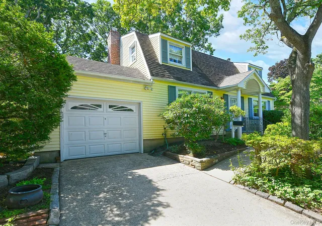 Photo 4 of Sale Pending at 20 Brook Ln, Smithtown, NY 11787 | MLS# 1050347 | Listing updated on 2026-10-06