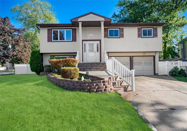 Photo 1 of Sale Pending at 57 Sand St, Oyster Bay, NY 11758 | MLS# 1050360 | Listing updated on 2026-10-02