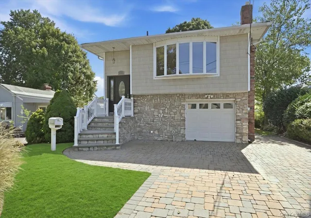 Photo 3 of Single family home for sale at 6 Adam Rd W, Oyster Bay, NY 11758 | MLS# 1050365 | Listing updated on 2026-09-19